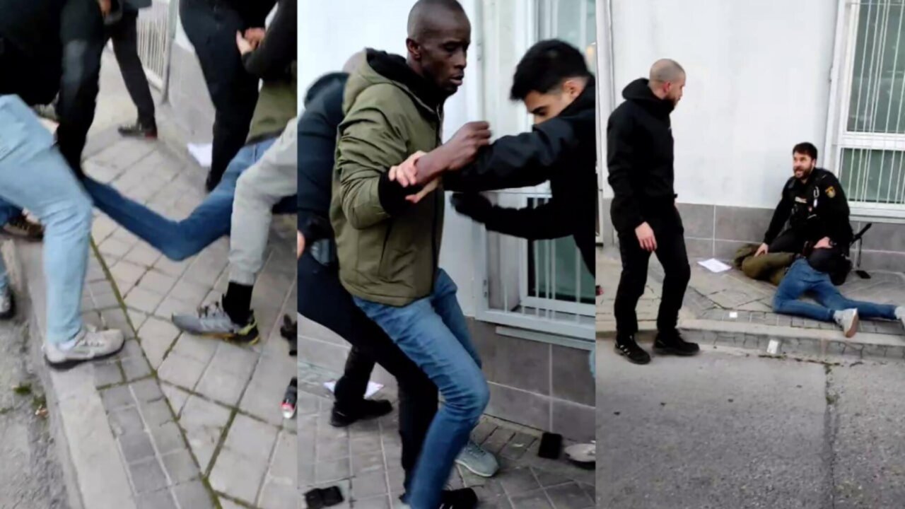 Momento de la detenci&oacute;n de Serigne Mbaye en la puerta de su domicilio