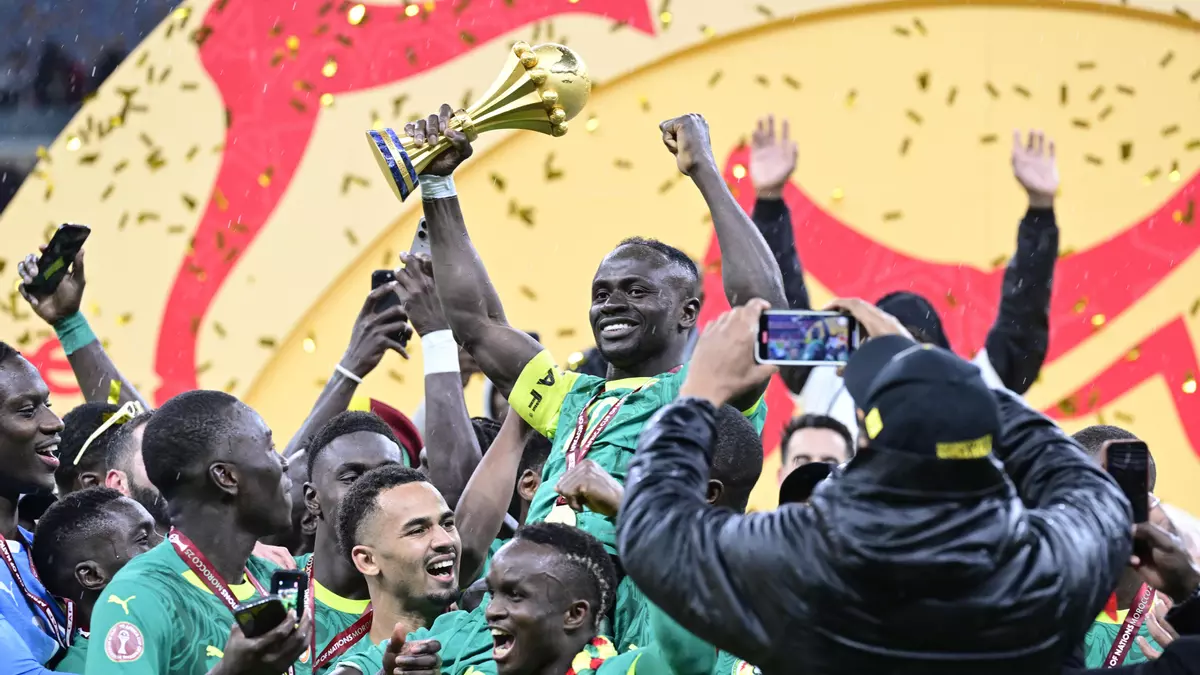 Los jugadores de Senegal, con Sadio Mané a la cabeza, posan con el trofeo tras proclamarse campeones de la CAF 2025