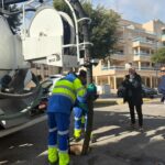 Operarios municipales trabajan contrarreloj para limpiar imbornales antes de la borrasca &lsquo;Regina&rsquo; en Ibiza
