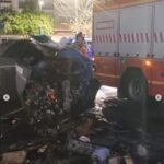 Un bombero en una de las islas calcinadas.