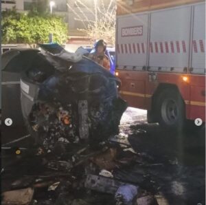 Un bombero en una de las islas calcinadas.