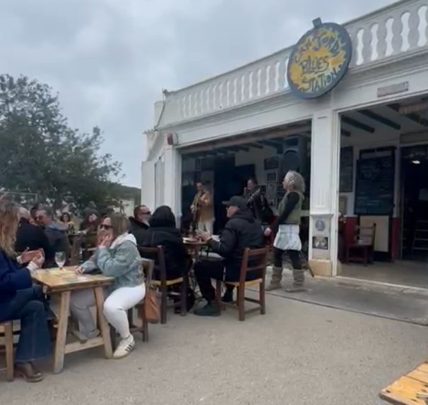 El sábado hubo otro recital en la terraza ilegal del bar Can Jordi.
