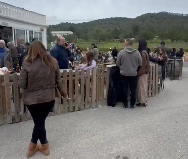 Asistentes sobre la calle