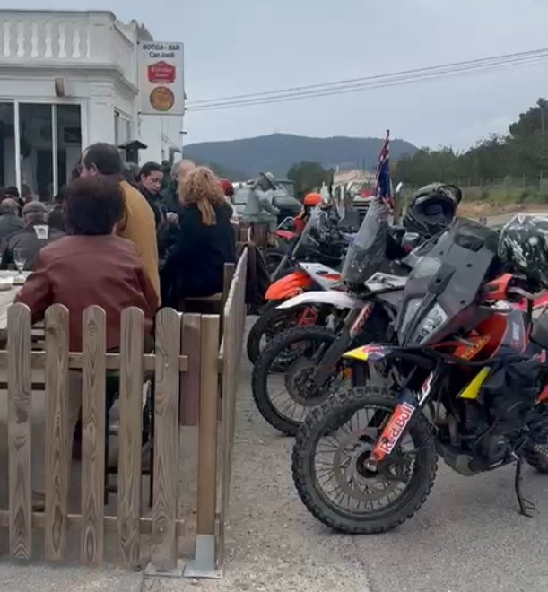 Motos aparcadas junto a la terraza y a pocos metros de la carretera.