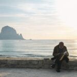 La Ibiza que reunió a dos gigantes de la poesía revive en un documental