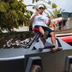 Qui&eacute;n es el influencer Javier Arias Stunt, hallado con un arsenal de armas en su mansi&oacute;n