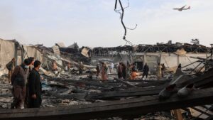 Varias personas inspeccionan los restos del centro sanitario bombardeado en Kabul