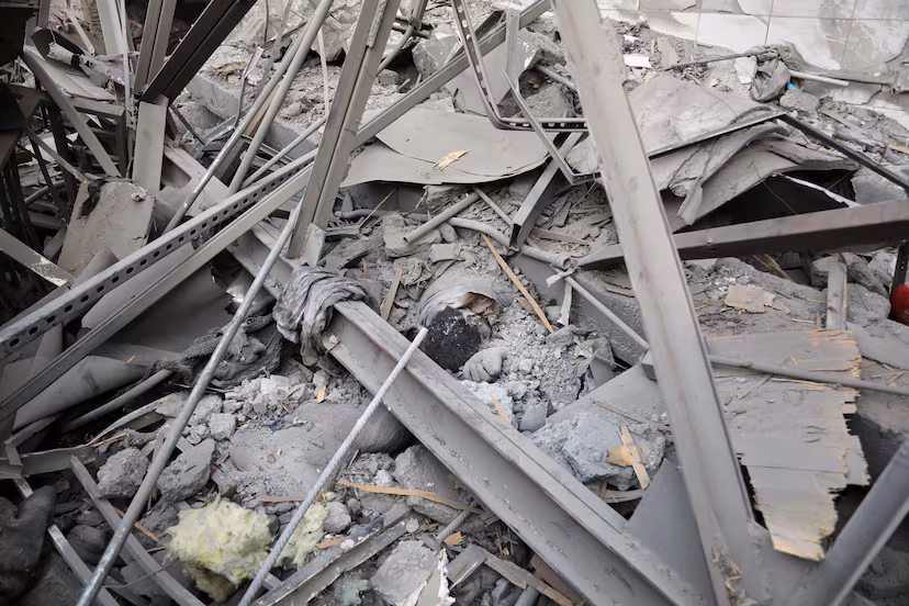 Un cadáver yace entre los escombros del centro sanitario en Kabul (Afganistán), este martes