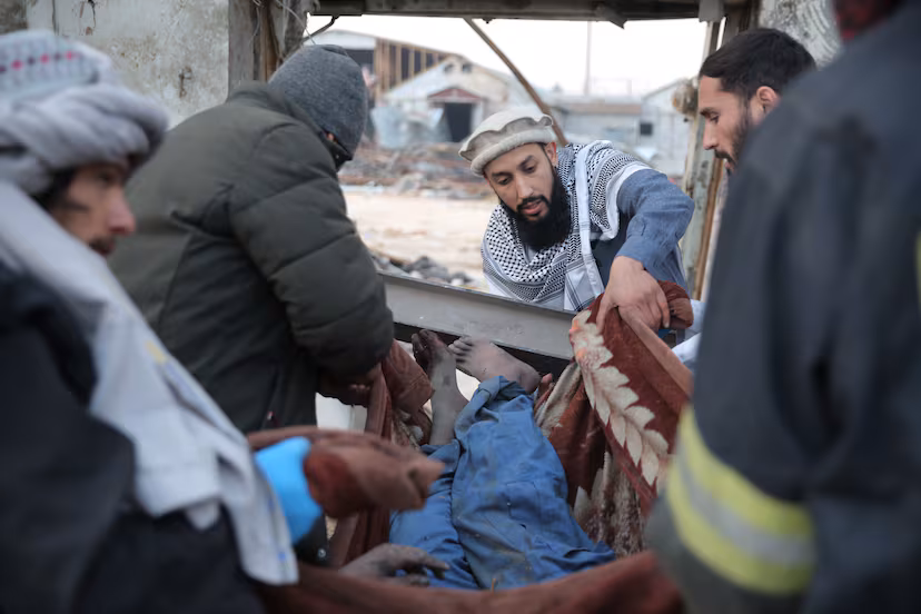 Varios hombres trasladan a un herido víctima del bombardeo contra el centro sanitario de Kabul