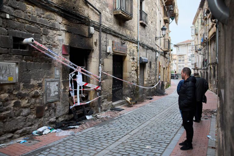 Vivienda incendiada en la calle Fuente en Miranda de Ebro (Burgos)