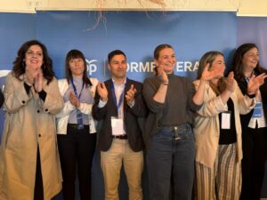 Hugo Martínez, entre Marga Prohens y Verónica Castelló.