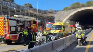 Servicios de Emergencias trabajando en la zona del accidente
