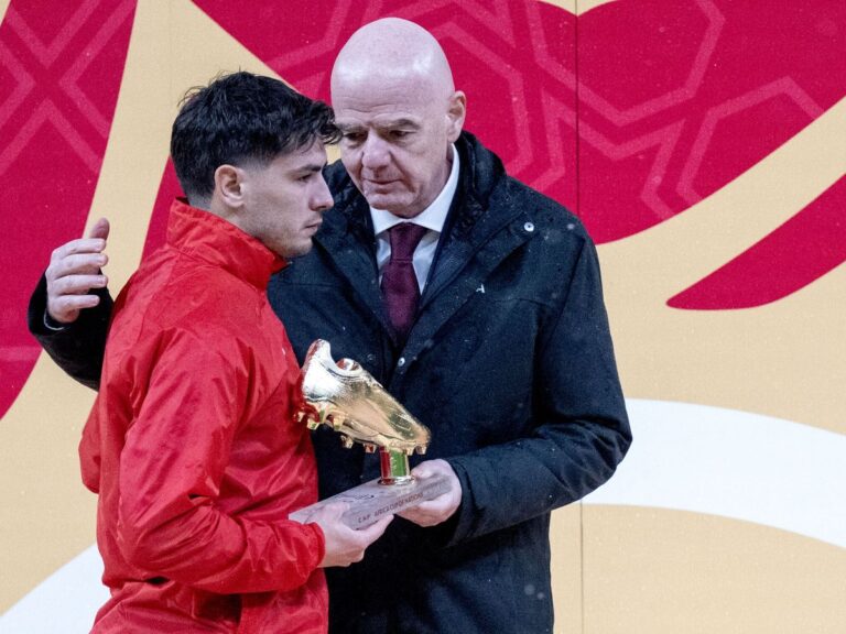 El presidente de la FIFA, Gianni Infantino, junto a Brahim Díaz