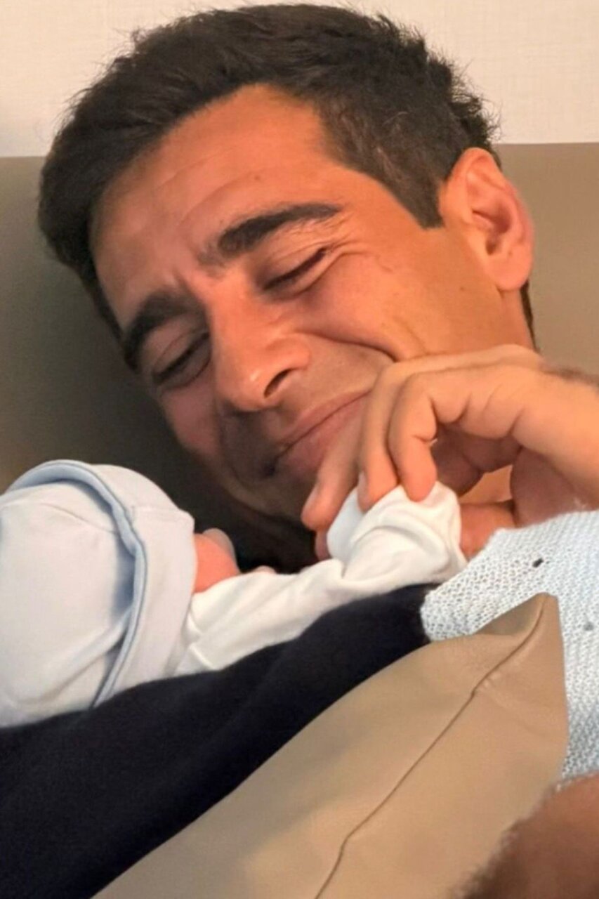 Alberto Herrera con su hijo reci&eacute;n nacido