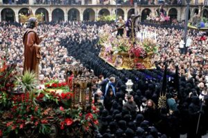 La procesión de Los Pasos en la Plaza Mayor de la capital leonesa