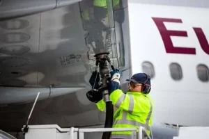 Un operario reposta combustible en un avión