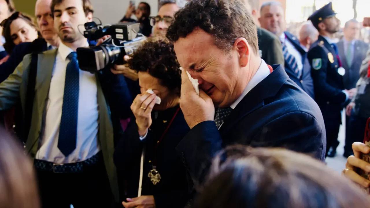 Los padres de Sandra Pe&ntilde;a durante la 'levant&aacute;' de la Virgen de los Dolores