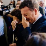 Los padres de Sandra Pe&ntilde;a, desbordados de emoci&oacute;n: el homenaje a la adolescente que marc&oacute; la Semana Santa en Sevilla
