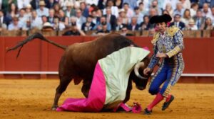 Morante de la Puebla sufre una cornada en el glúteo