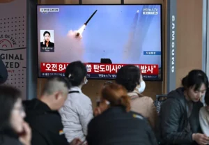 Varias personas observan en Seúl las noticias sobre un lanzamiento surcoreano