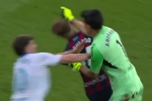 Esteban Andrada golpea a Pulido durante el Huesca-Zaragoza