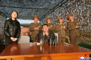 El ensayo incluyó el lanzamiento de misiles balísticos bajo la supervisión directa del líder Kim Jong Un