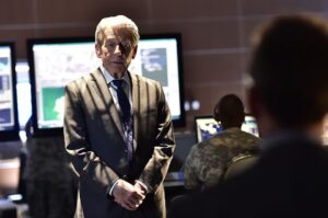 John Nolan en uno de los episodios de 'Vigilados', la serie dirigida por su sobrino Jonathan Nolan