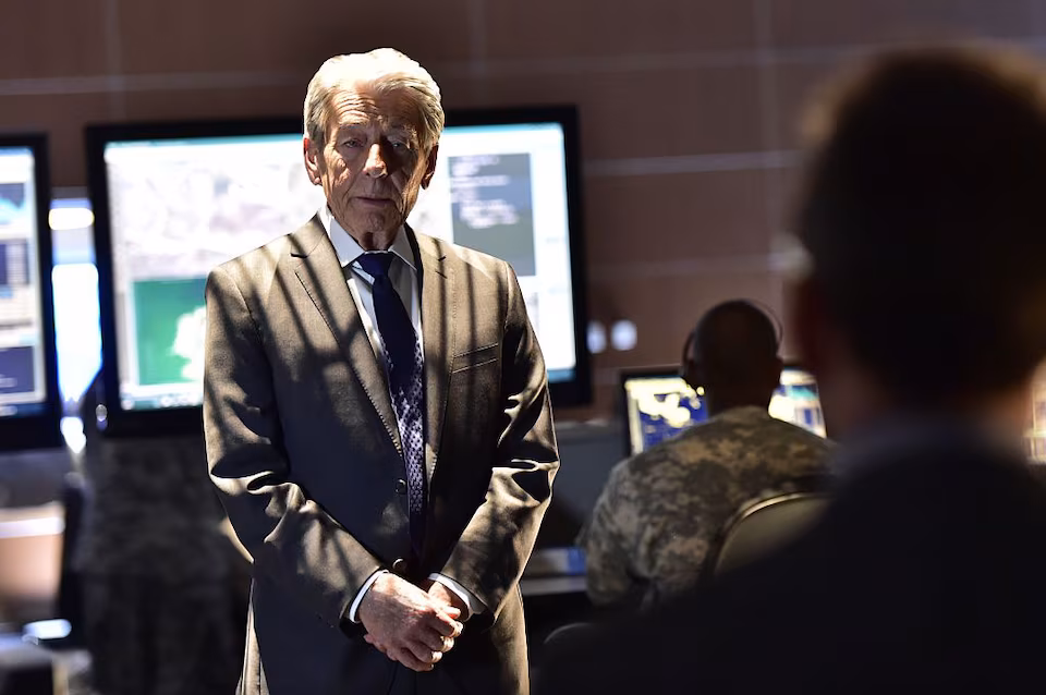 John Nolan en uno de los episodios de 'Vigilados', la serie dirigida por su sobrino Jonathan Nolan