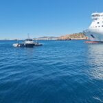 En im&aacute;genes: la compleja maniobra para reflotar el yate calcinado en Ibiza