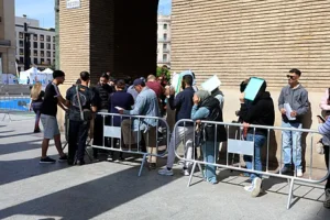 Colas en Ayuntamiento de Zaragoza durante el segundo día de la regularización de inmigrantes