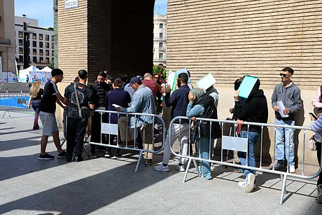 Colas en Ayuntamiento de Zaragoza durante el segundo d&iacute;a de la regularizaci&oacute;n de inmigrantes