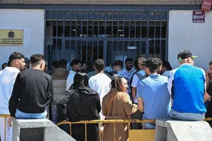 Ciudadanos marroquíes hacen cola frente al consulado de Marruecos en Almería