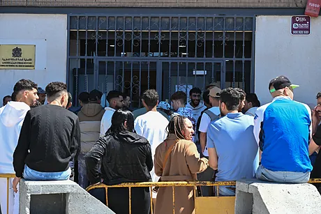 Ciudadanos marroqu&iacute;es hacen cola frente al consulado de Marruecos en Almer&iacute;a