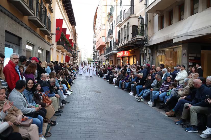 Varios cofrades desfilan en la procesión del Cristo de la Sangre, a 6 de abril de 2023, en Palma, Mallorca, Islas Baleares