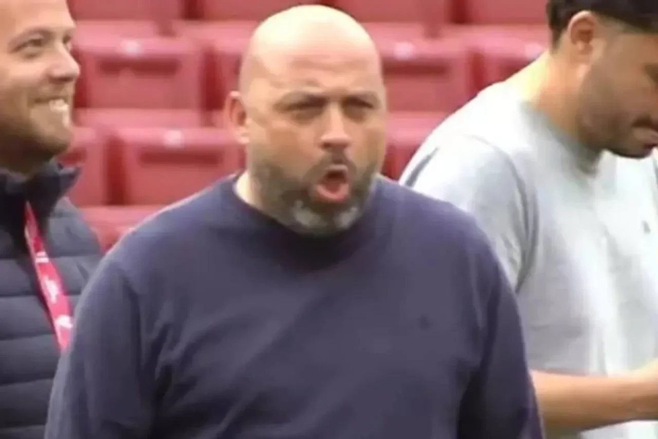 Las pol&eacute;micas arcadas de Manolo Gonz&aacute;lez al pisar el Camp Nou