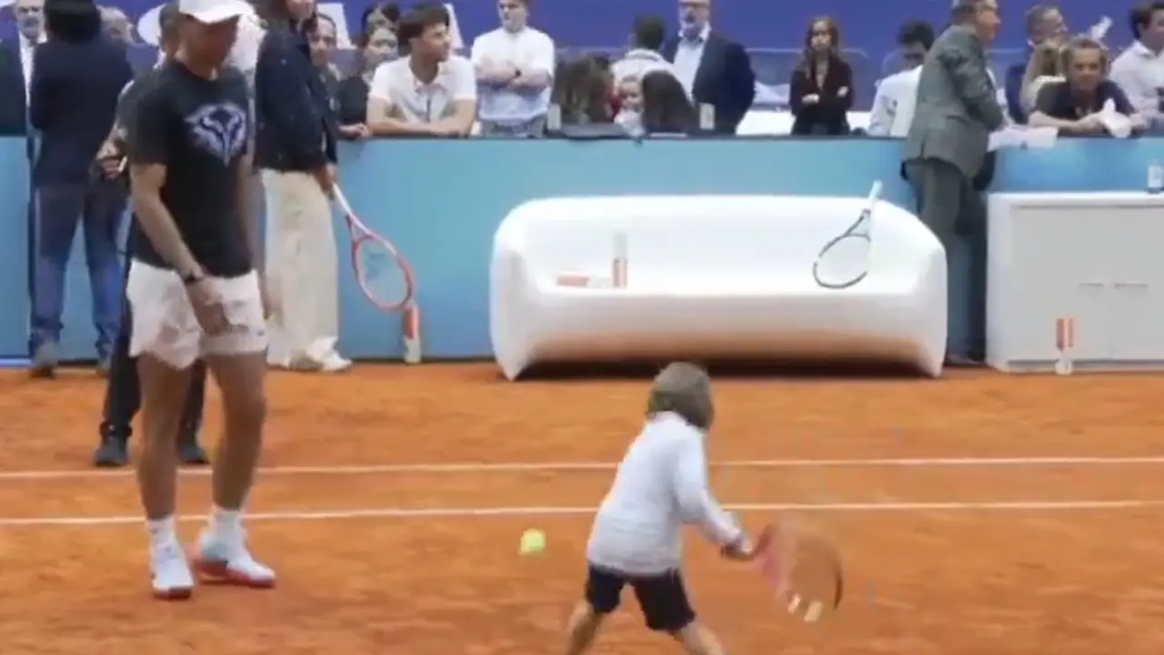 El hijo de Rafa Nadal conecta un potente rev&eacute;s con apenas tres a&ntilde;os