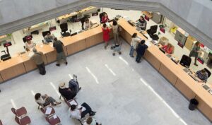 Funcionarios públicos en un edificio administrativo