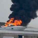 Un yate arde frente al puerto de Ibiza y desata la alarma: humo negro visible en toda la ciudad