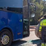 Un autob&uacute;s choca contra una m&aacute;quina de obras en Es Canar y deja pasajeros sin transporte y retrasos