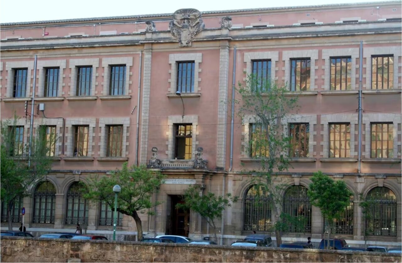 Fachada del edificio de sa Riera de la UIB