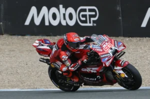 Marc Márquez tuvo un accidente bajo la lluvia en el MotoGP de Jérez