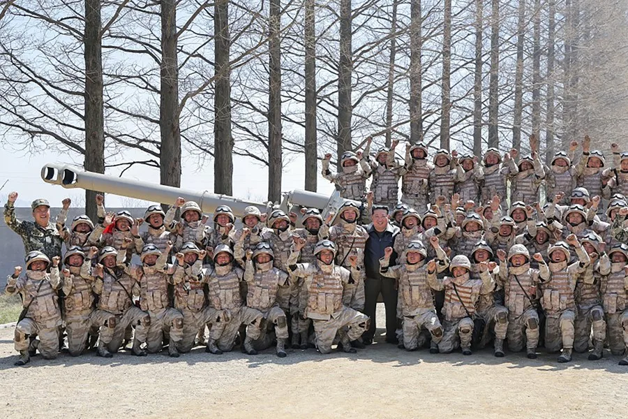El l&iacute;der norcoreano, Kim Jong-un (c), posando junto a militares durante un concurso de tiro de artiller&iacute;a