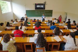 Alumnos durante el primer día de la PAU, a 3 de junio de 2025, en Santiago de Compostela