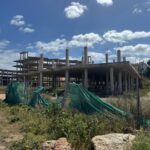La Justicia da el primer paso para desalojar el hotel inacabado de Punta Xinx&oacute; por el &laquo;alto riesgo&raquo; para los okupas