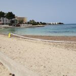 Cierran al ba&ntilde;o una playa de Sant Josep por un vertido detectado en la zona