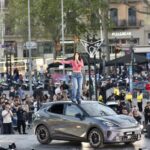 El show inesperado que tom&oacute; Barcelona: Nathy Peluso apareci&oacute; conduciendo un coche y desat&oacute; el caos en pleno centro