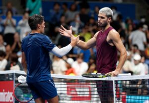 Sebastián Báez y Carlos Alcaraz en el último cruce entre ambos: fue el año pasado, en Tokio, con victoria para el español