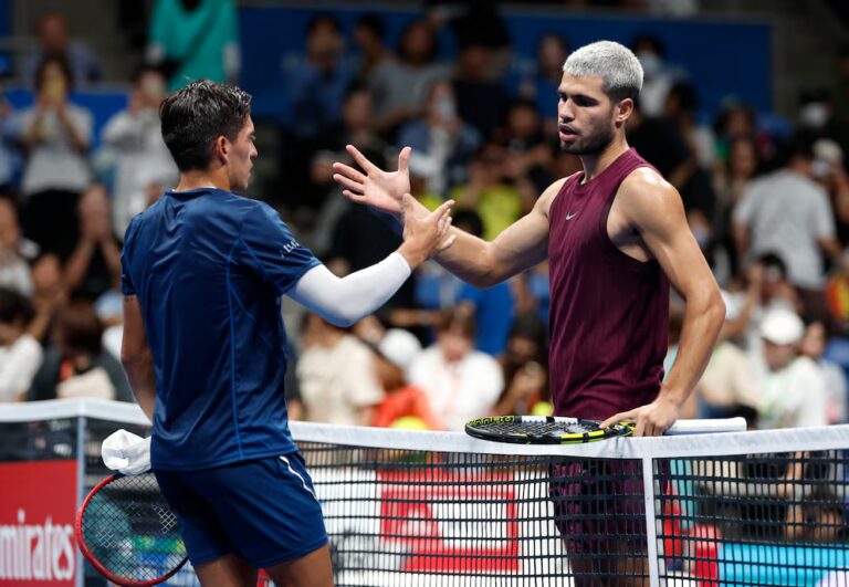 Sebasti&aacute;n B&aacute;ez y Carlos Alcaraz en el &uacute;ltimo cruce entre ambos: fue el a&ntilde;o pasado, en Tokio, con victoria para el espa&ntilde;ol