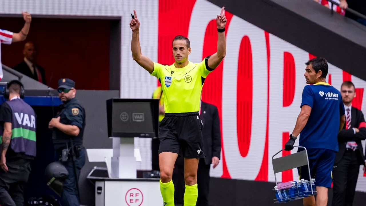 Alberola Rojas, tras una consulta de VAR en el Metropolitano