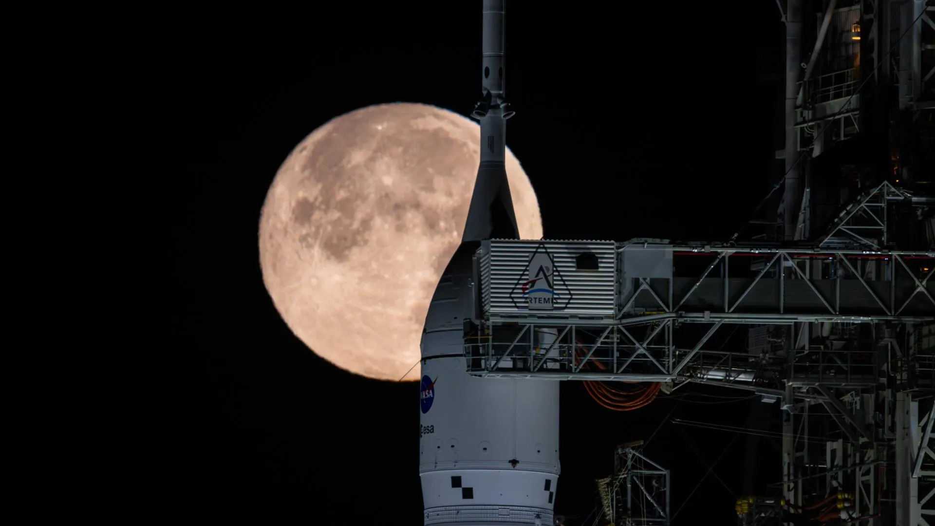 Cohete que llevar&aacute; a la tripulaci&oacute;n de la misi&oacute;n Artemis II a la Luna